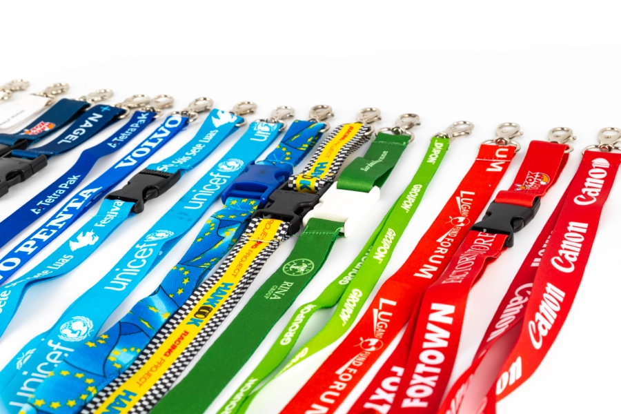 Multipli lanyard personalizzati in diverse colorazioni.