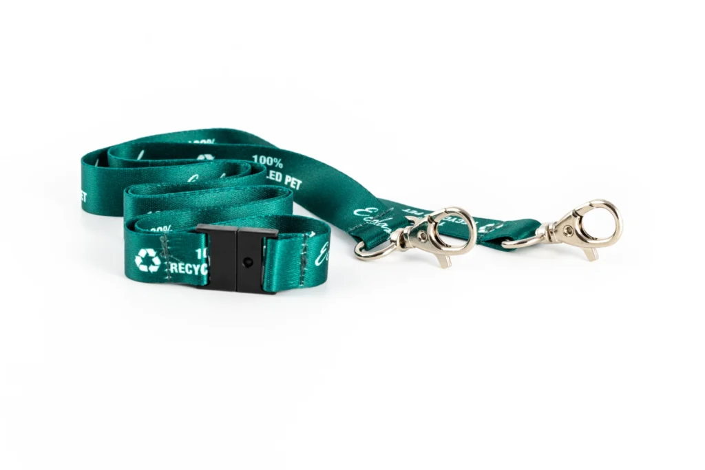 Lanyard in pet riciclato con doppio moschettone e sicurezza.